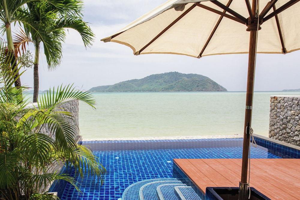 Two Bedroom Pool Villa Beach Front - Photo 3