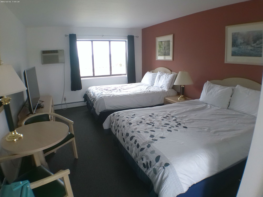 Room, 2 Queen Beds Upstairs Lake View photo 1