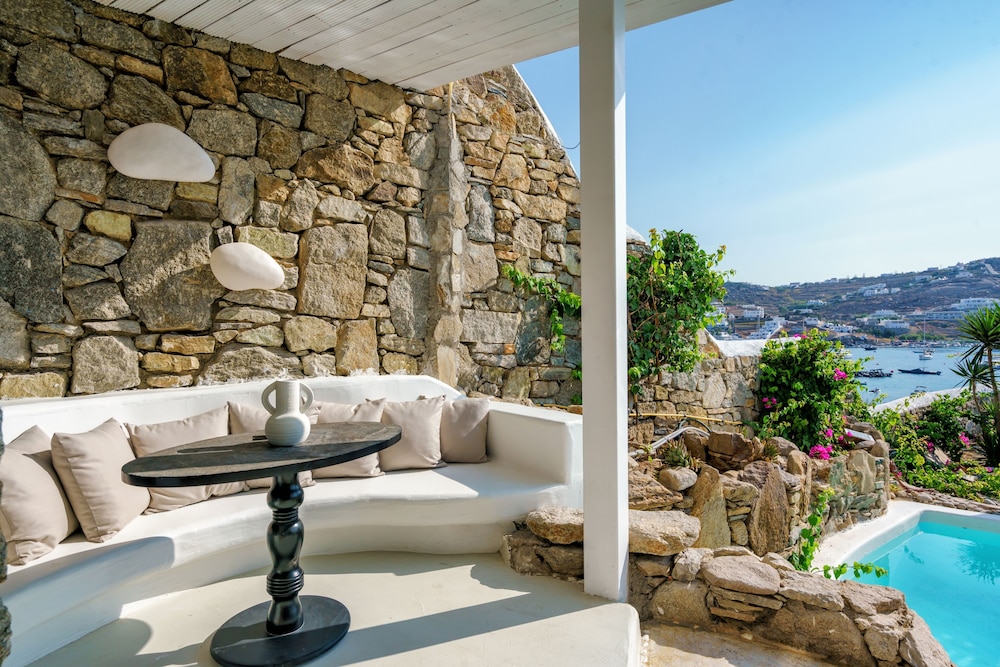 Suite with Pool - Photo 12