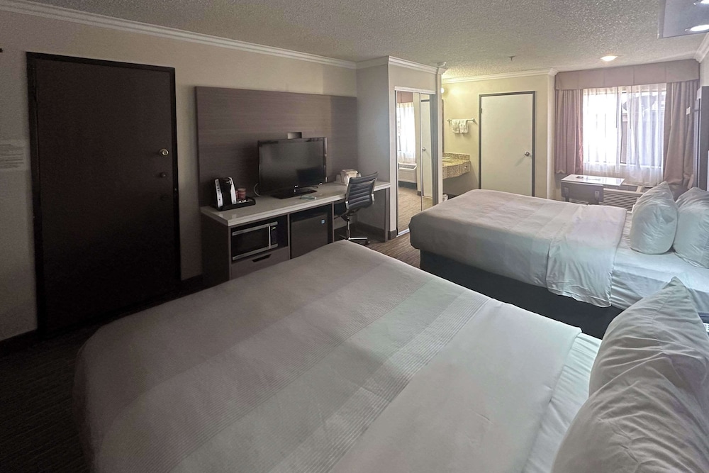 Standard Room, 2 Queen Beds, Top Floor, Non Smoking - Photo 2