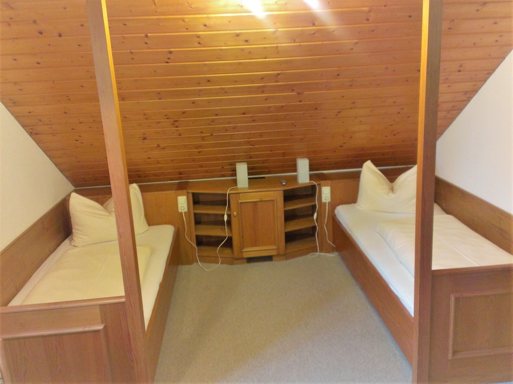 Economy Twin Room photo 2