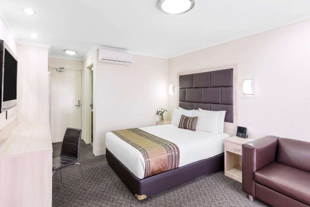 Executive Room, 1 Queen Bed, Non Smoking, Pool View - Photo 3