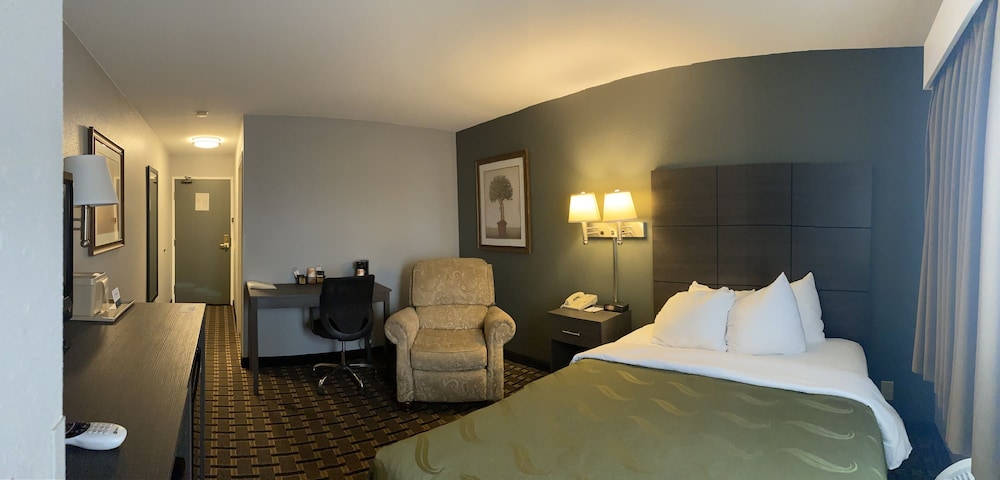 Room, 1 Queen Bed with Sofa bed, Accessible - Photo 2
