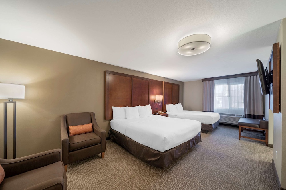 Room, Multiple Beds, Non Smoking (Upgrade) - Photo 1