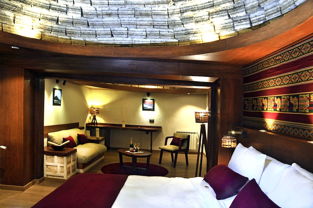 Deluxe Suite, 1 Queen Bed, Mountain View photo 3