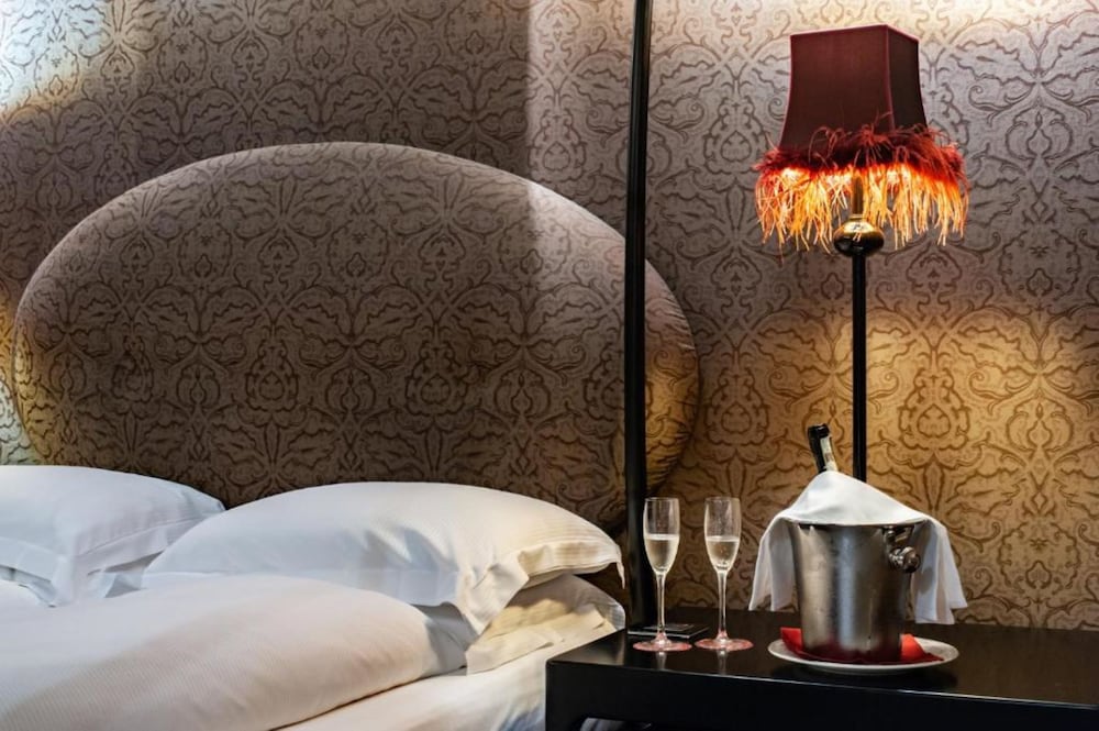 Luxury Room, 1 Queen Bed, City View photo 2