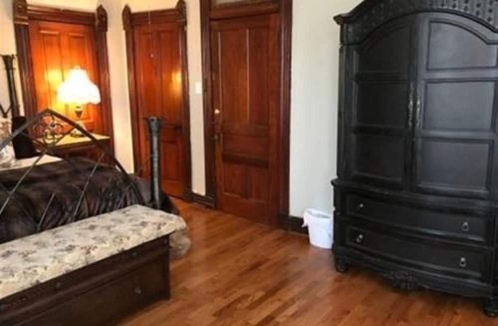 Vineyard Mansion B&B - Crown Room