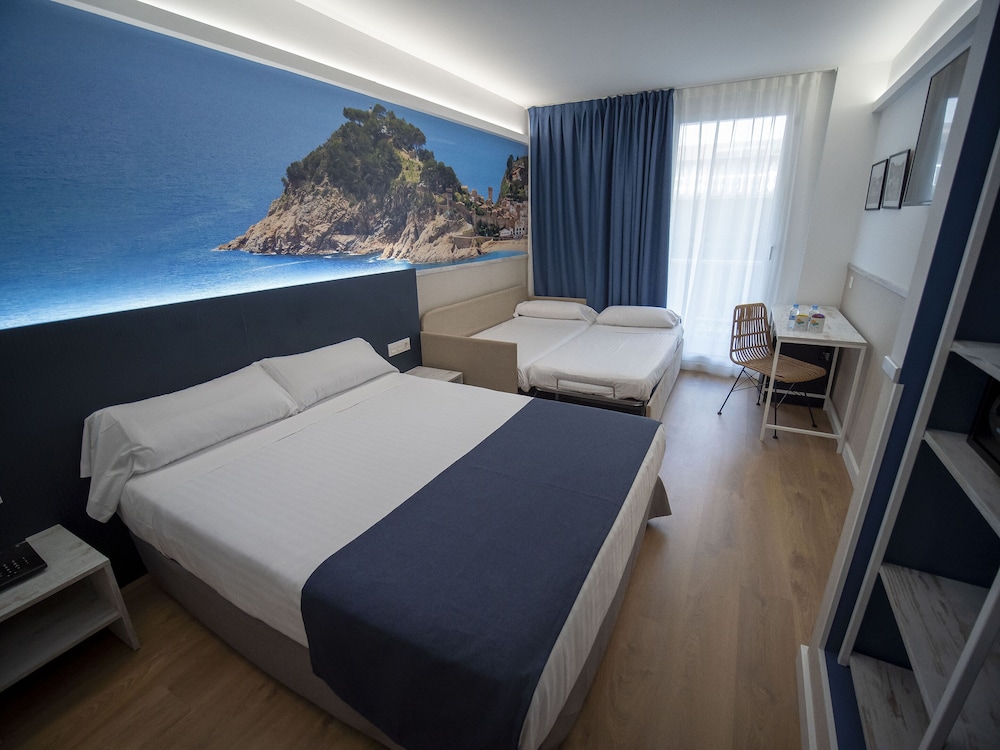 Superior Quadruple Room (3 adults + 1 children)