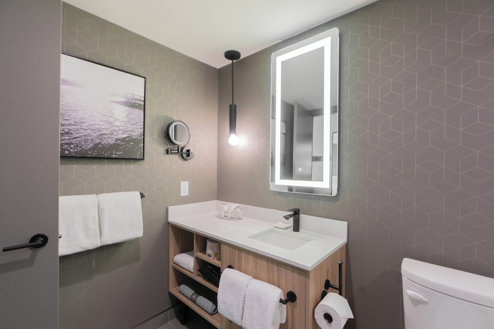 Standard Room, 1 King Bed photo 3