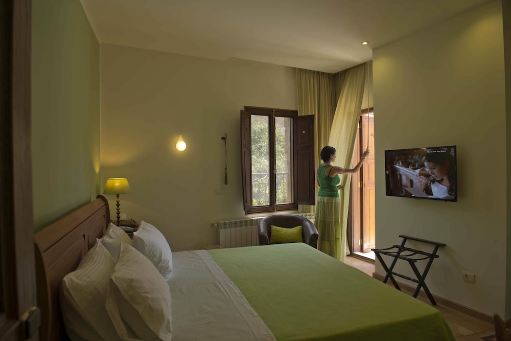 Deluxe Double Room, 1 King Bed, Balcony, City View (Bathtub) photo 2