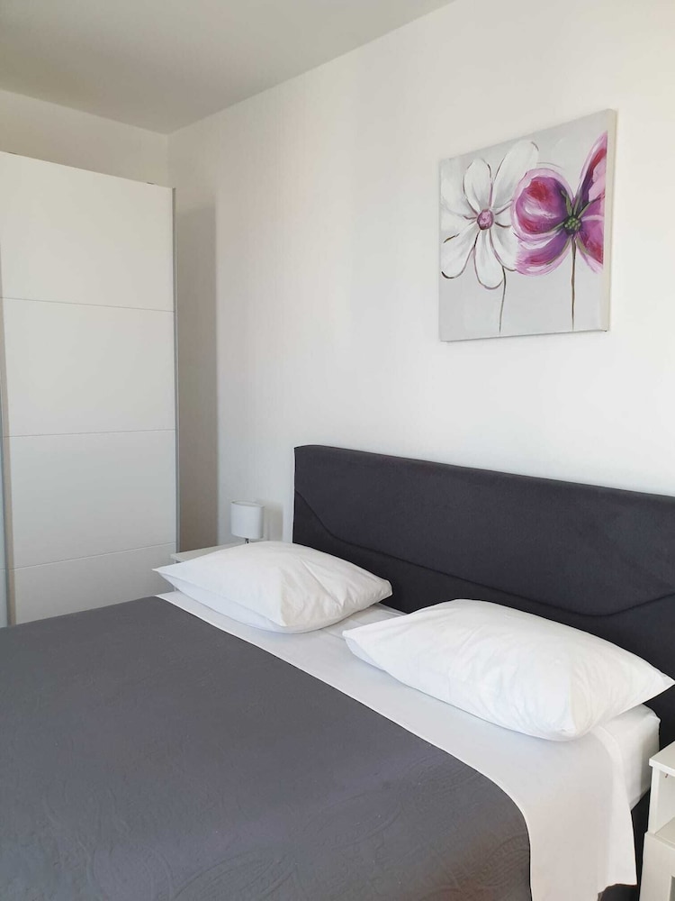 Classic Apartment, 2 Bedrooms, Private Pool, Garden Area