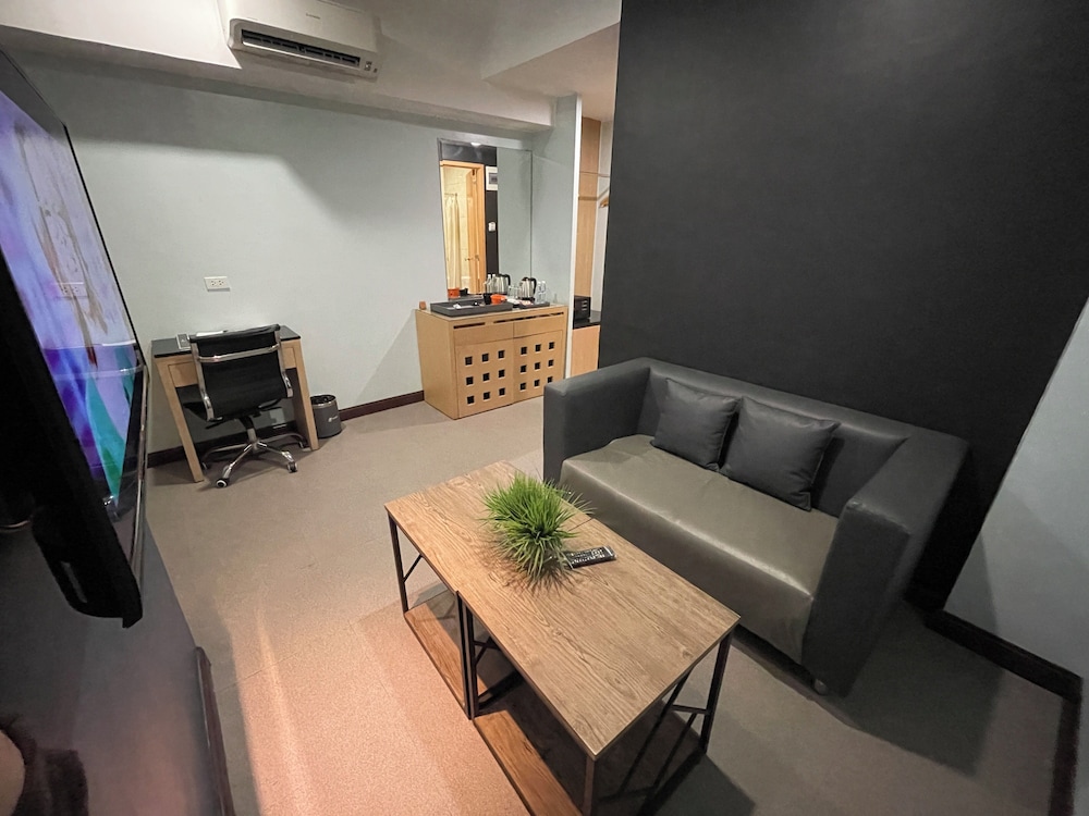 Superior One Bedroom Suite - Photo 2