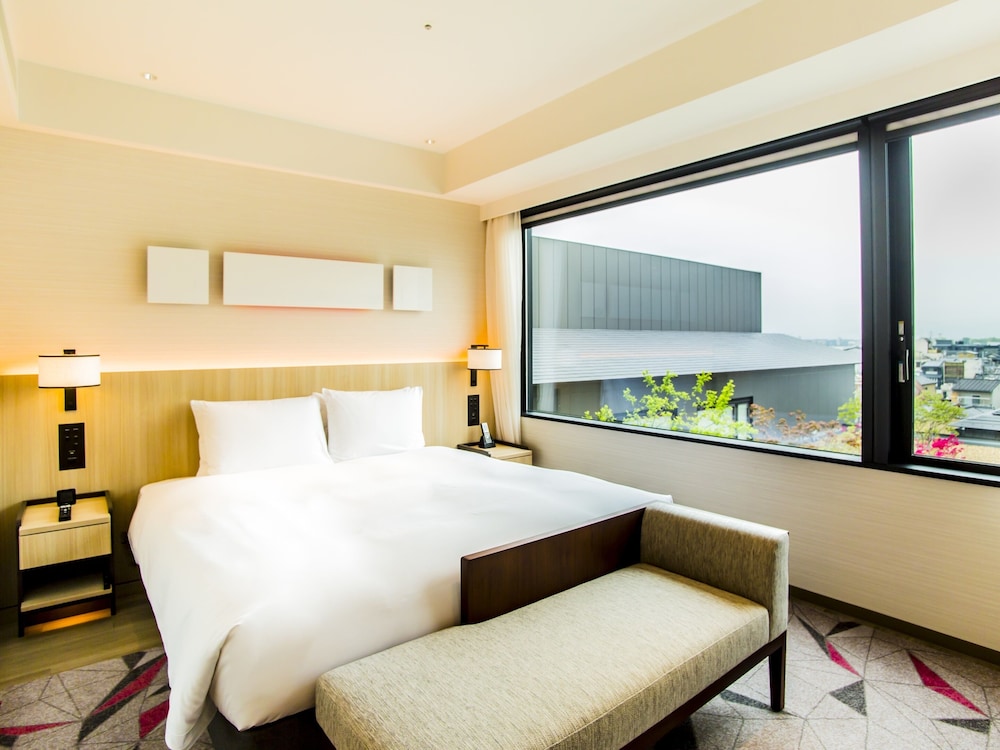 Suite, 1 King Bed, Bathtub - Photo 1
