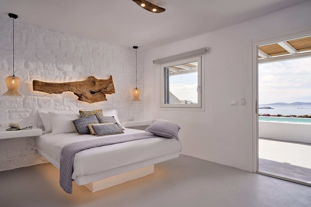 Deluxe Double Suite with Balcony and Sea View