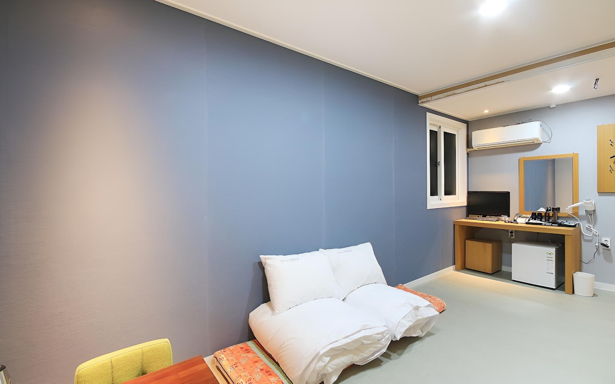 Room (Korean style room (Netflix available)) photo 3