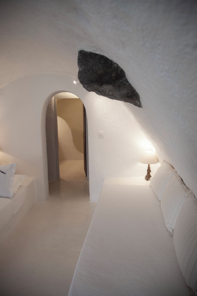 Superior Cave Suite with Hot Tub & Caldera View - Photo 9