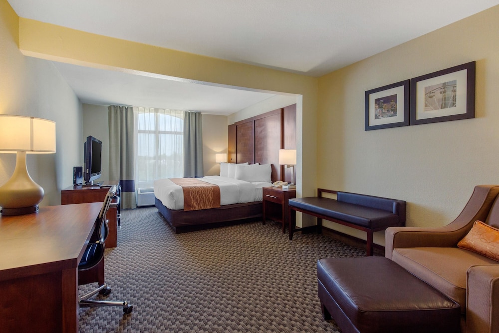 Standard Room, 1 King Bed, Non Smoking - Photo 3