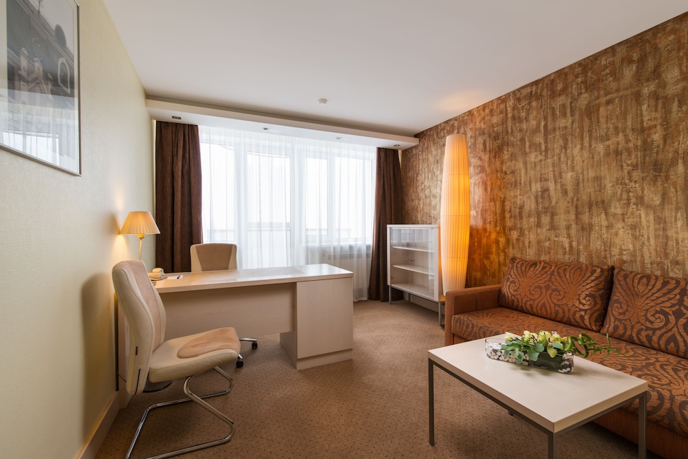 Suite, 1 King Bed photo 3