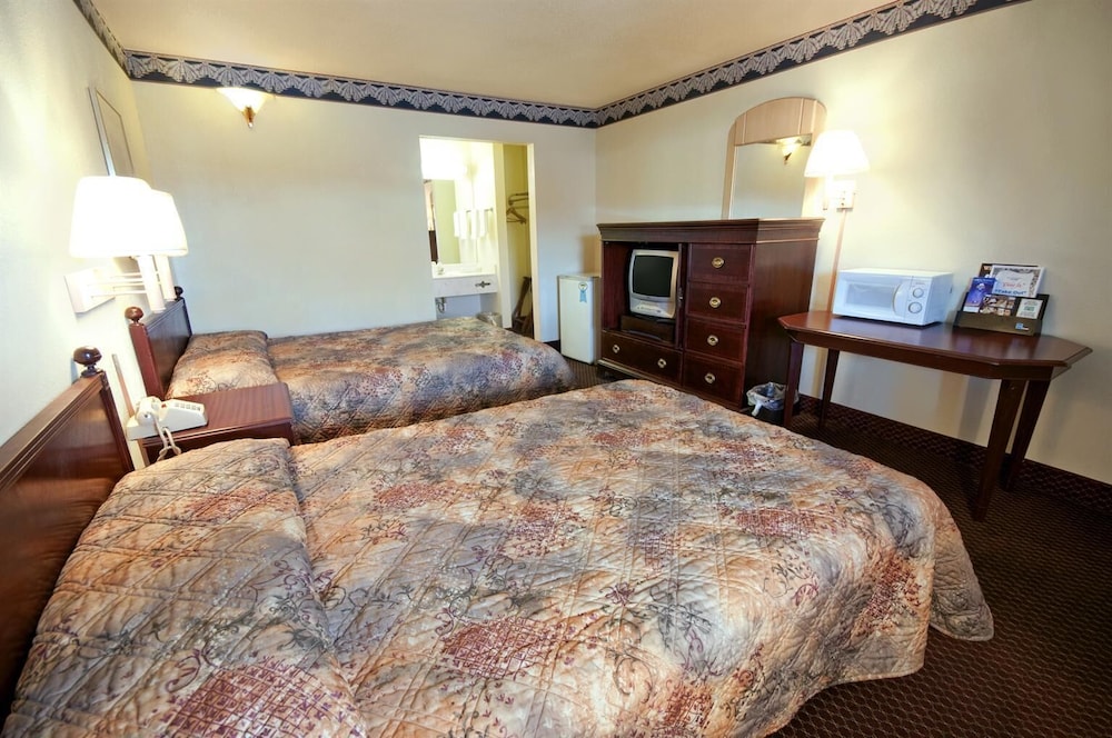 Room, 2 Double Beds, Smoking - Photo 5