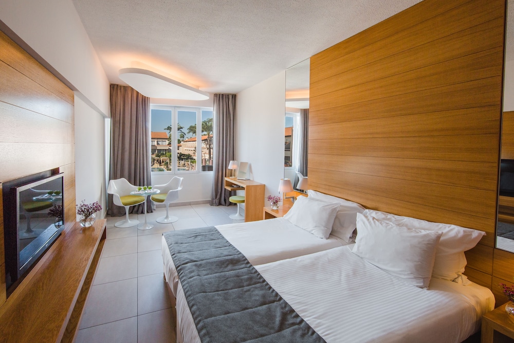 Superior Room, Pool View - Photo 1