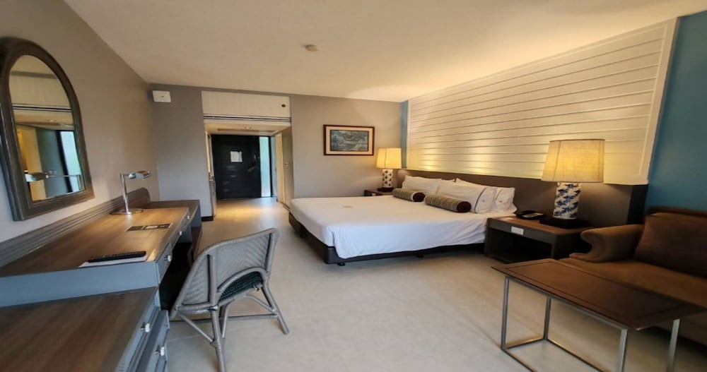 Tropical Superior (No View) King Bed