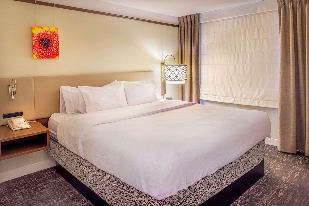 Junior Suite, One King Bed, Non-Smoking - Photo 2