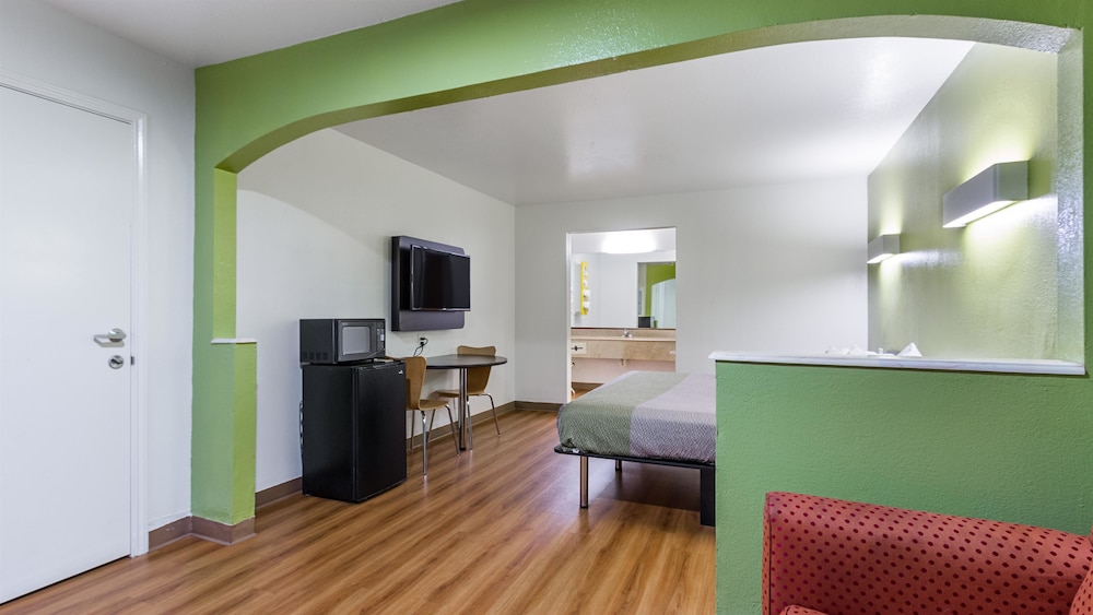 Deluxe Room, 1 King Bed, Non Smoking, Refrigerator & Microwave - Photo 10