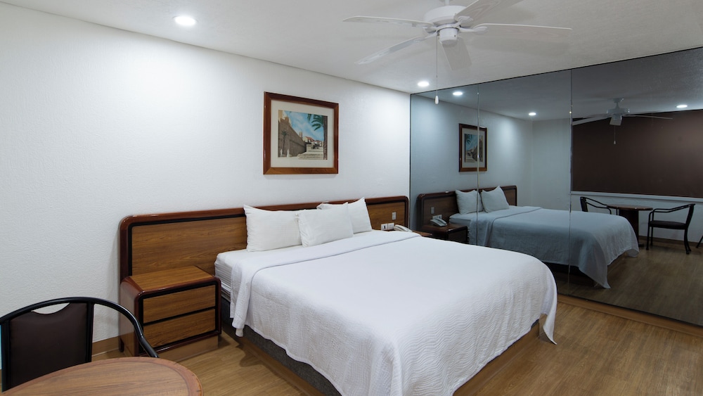 Standard Room, 1 King Bed - Photo 7