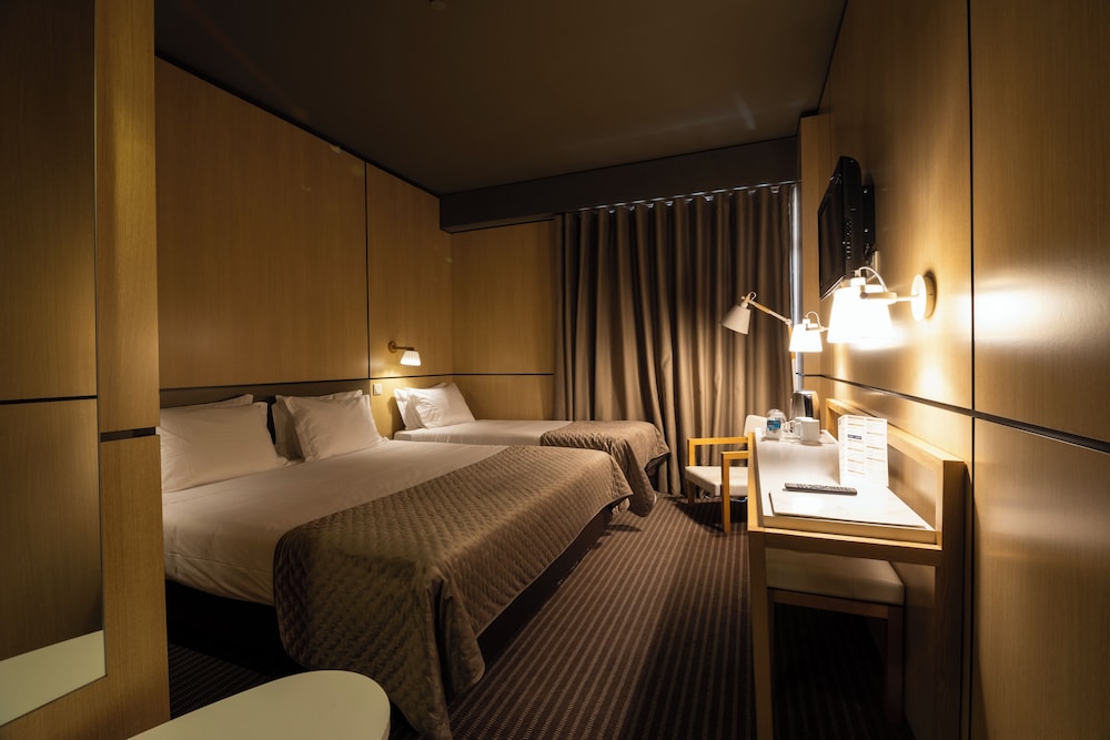 Double or Twin Room with Child Extra Bed with City View - Photo 1