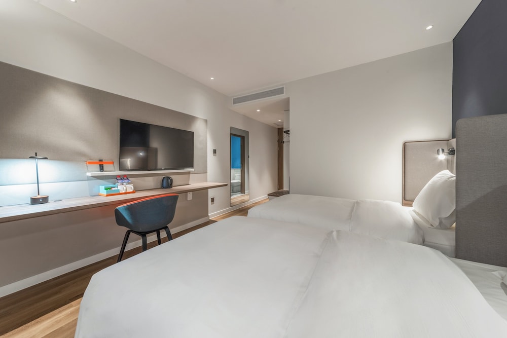 Standard Room, 1 King Bed, Accessible - Photo 2