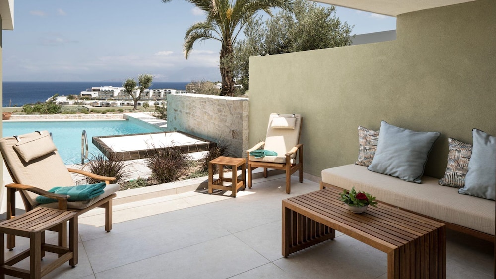 Premium Family One-Bedroom Suite - Individual Pool 65m2