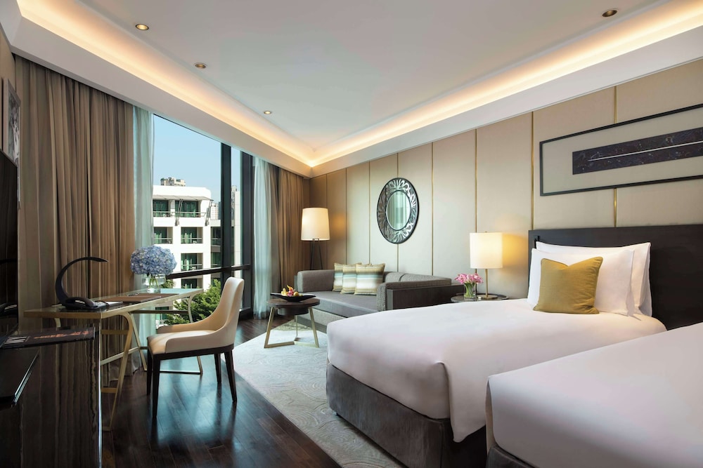Deluxe Twin Room thumbnail 5
