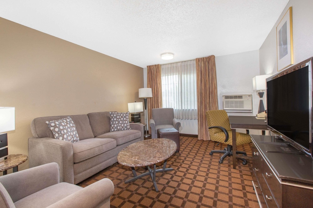 Suite, 2 Queen Beds, Non Smoking photo 2