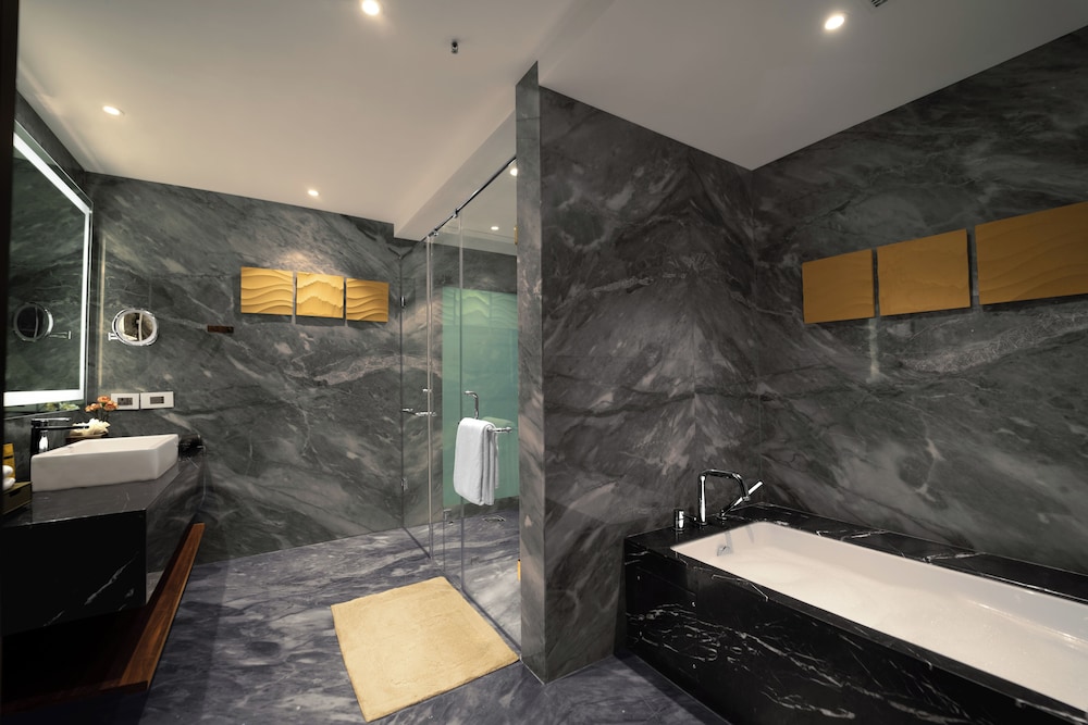 Deluxe Suite, 1 King Bed - Photo 3