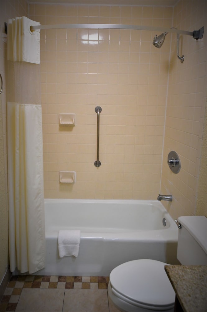 Room, 2 Queen Beds, Non Smoking (Pet-Friendly) photo 3