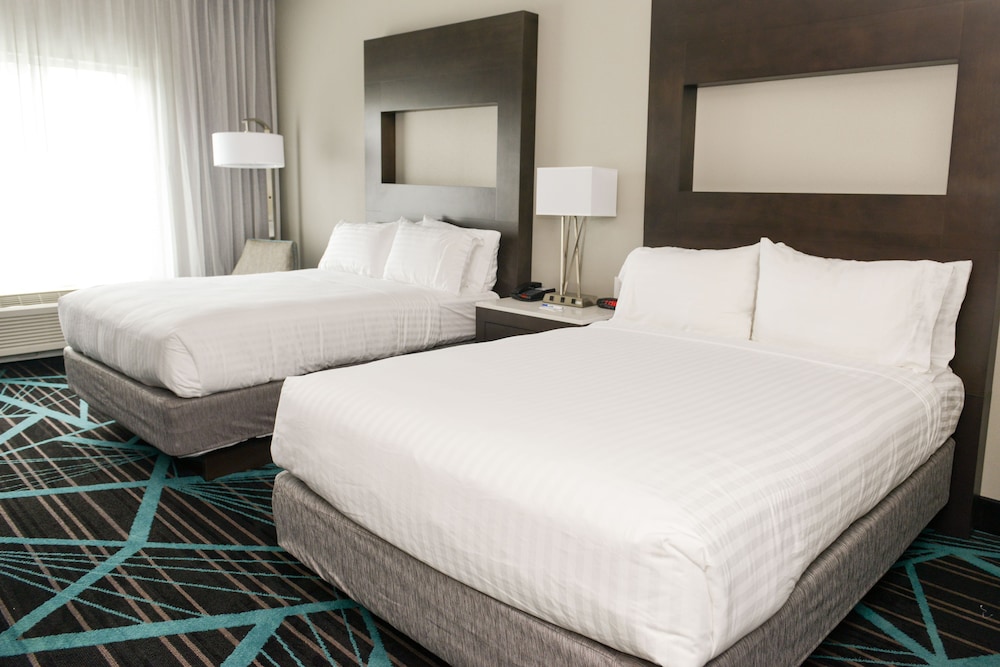 Standard Room, 2 Queen Beds, Accessible (Mobility Roll-In Shower) photo 2