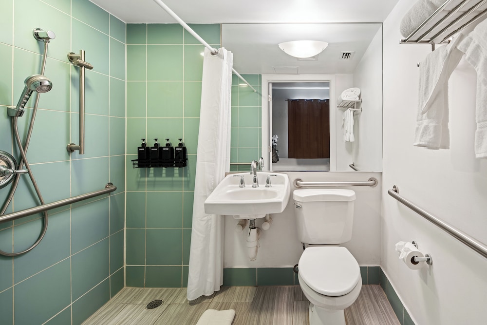 Accessible Queen Room - La Flora Building (Self Check-in)