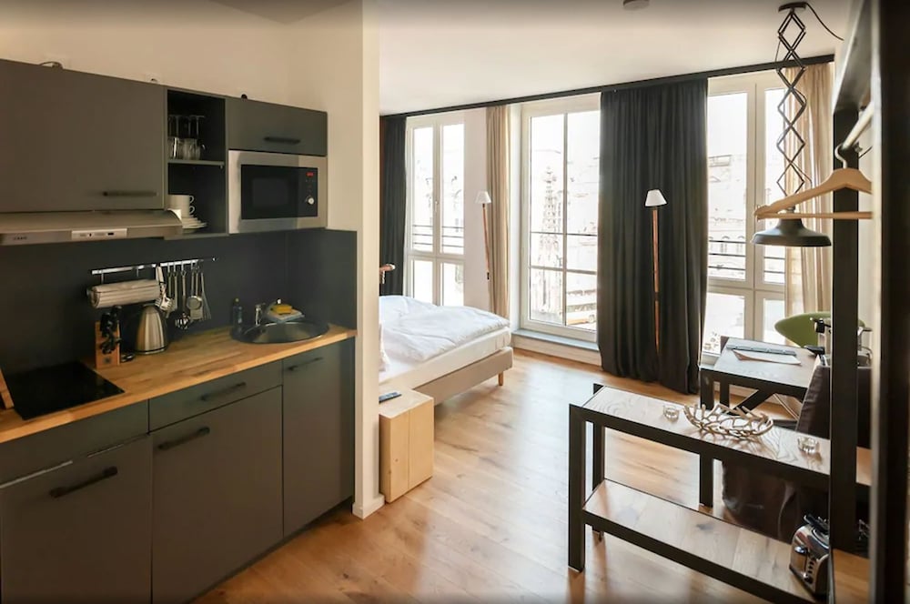 Suite (S)