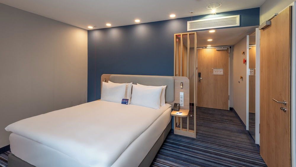 Standard Room (Queen/Twin depends on availability) photo 2