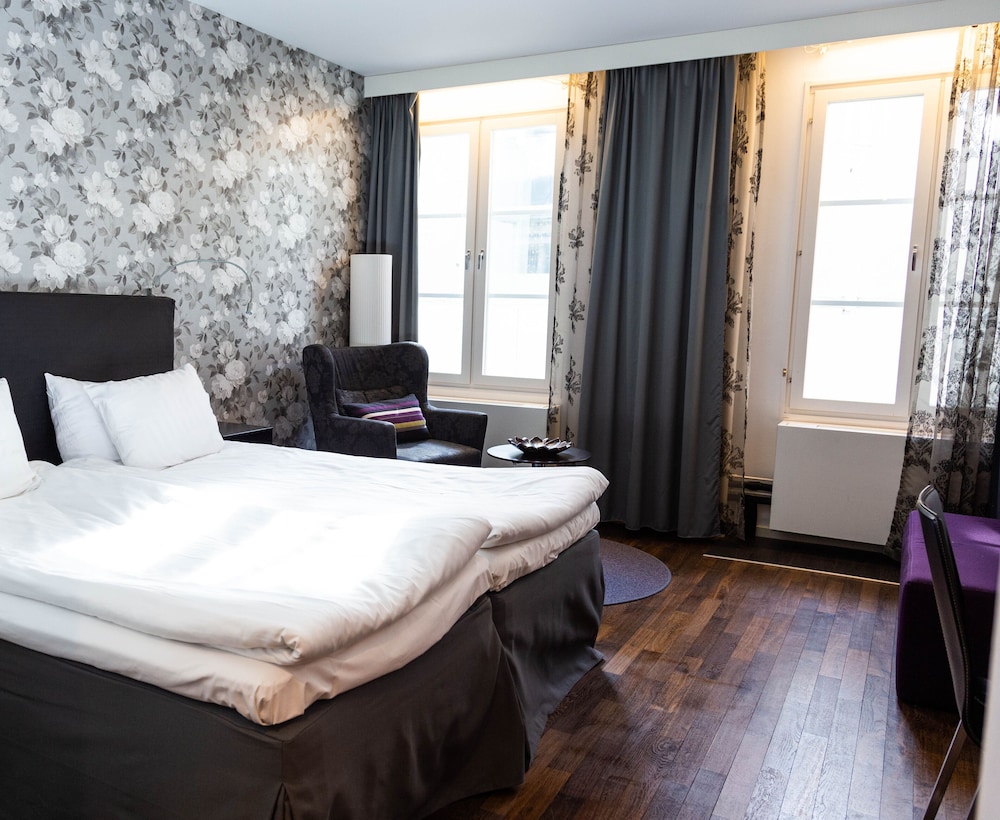 Standard Room, 1 King Bed, Non Smoking - Photo 9