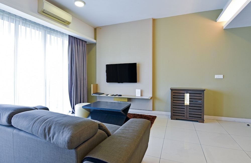 Two Bedroom Suite thumbnail 5
