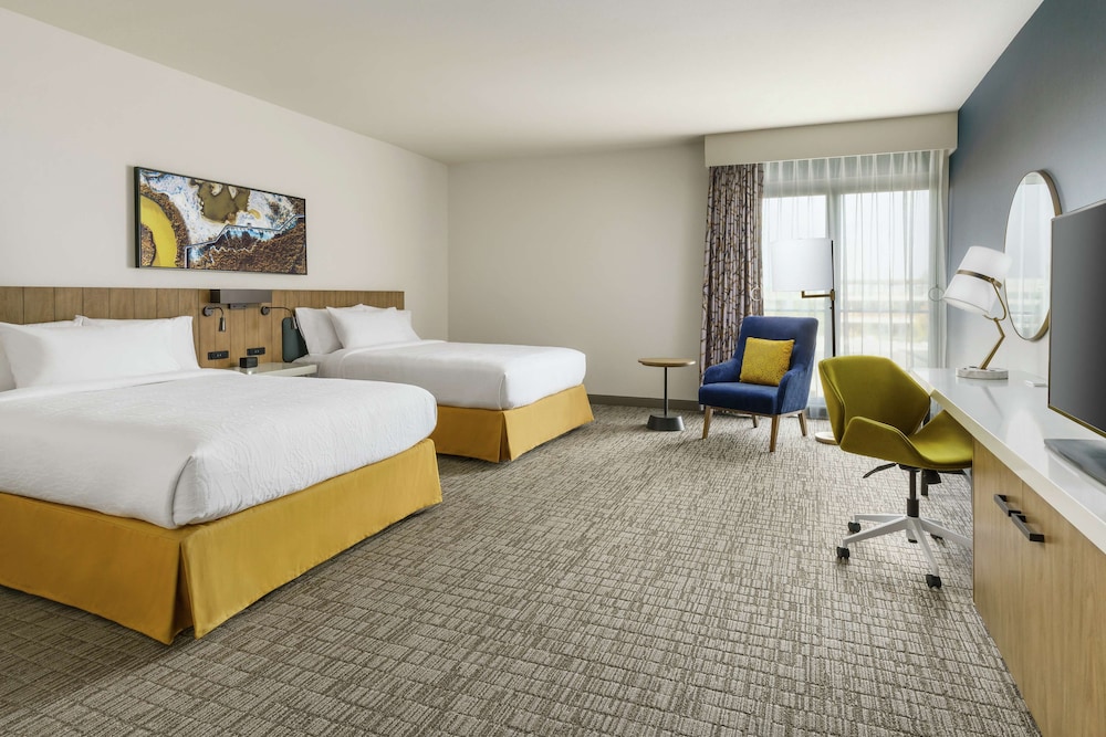 Room, 2 Queen Beds, Accessible, Bathtub - Photo 2