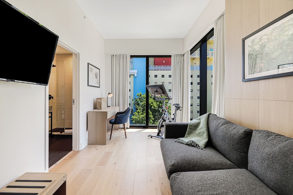 Premium Suite, City View, Corner