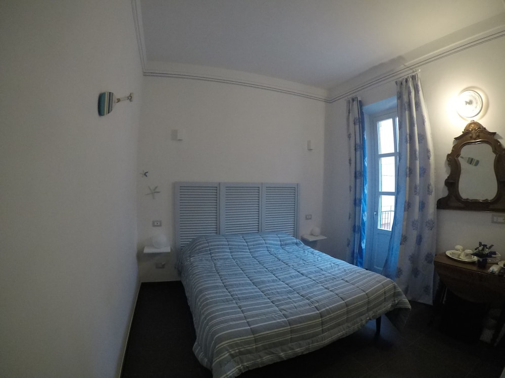 Honeymoon Room, 1 Queen Bed, City View photo 1
