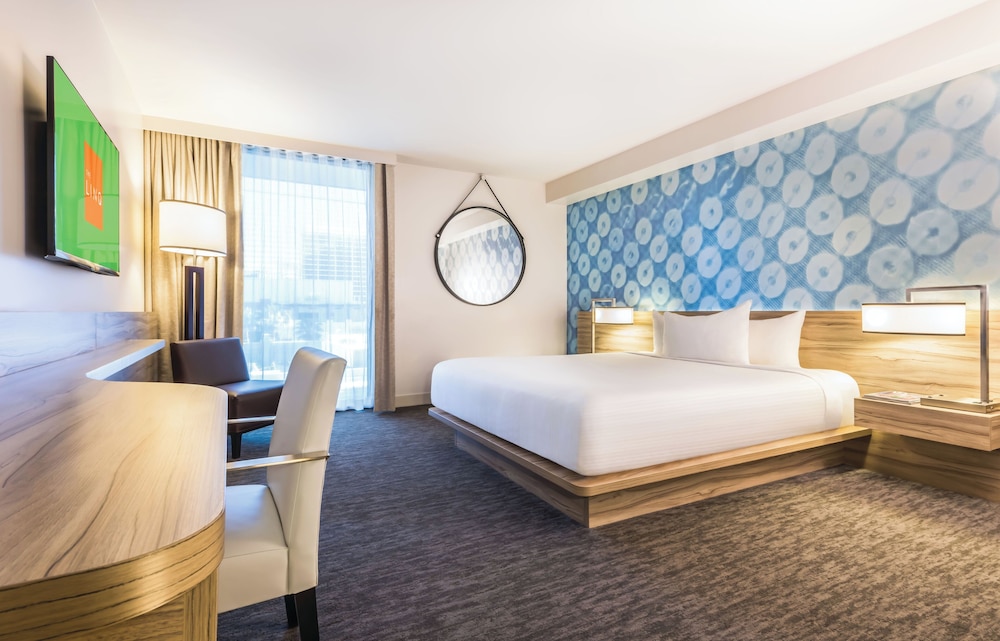 District 3, Deluxe Room, 1 King, Non-Smoking, photo 6
