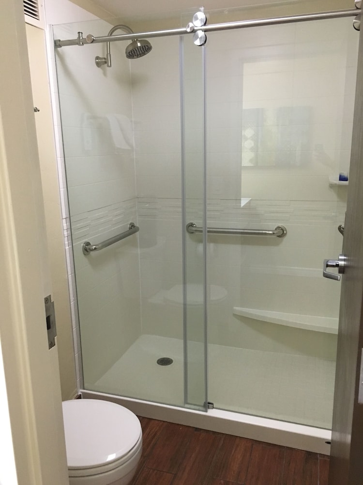 Suite, 1 King Bed, Accessible, Non Smoking (Walk-in Shower) - Photo 5