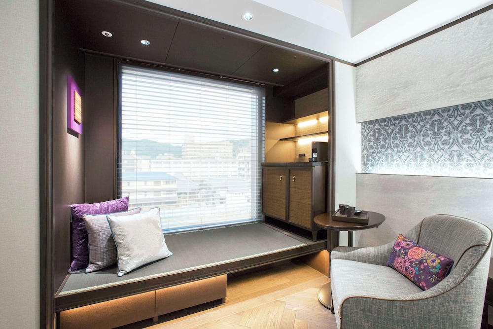 Premier Room, 1 King Bed - Photo 5