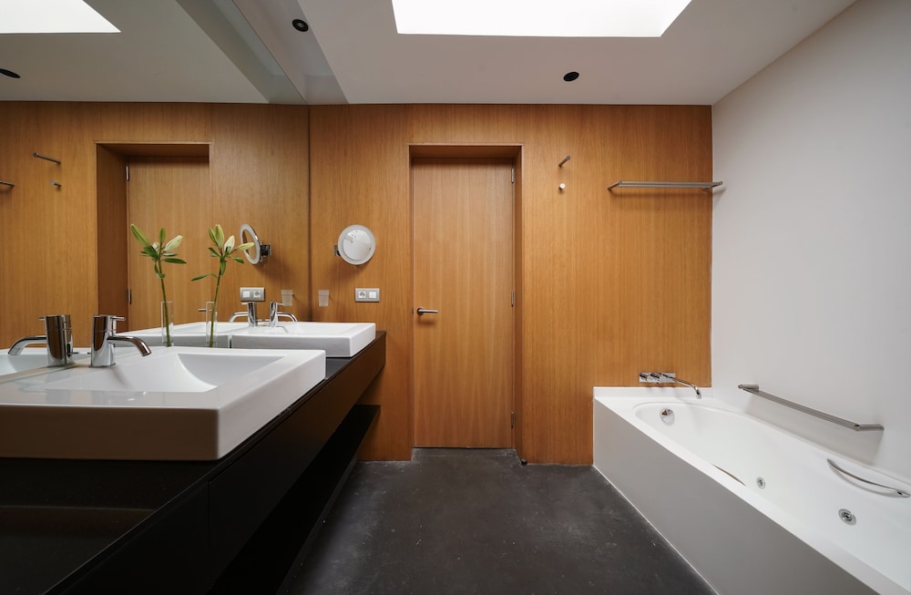 Double Room, Bathtub (Premium Deluxe) - Photo 2