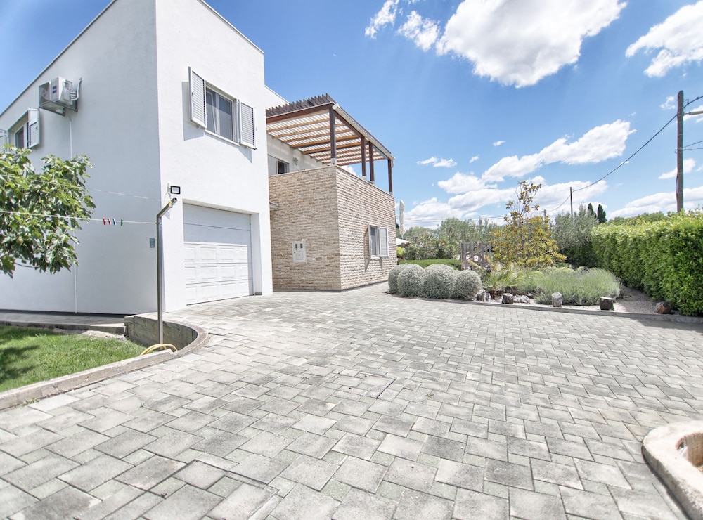 House (Three Bedroom Holiday Home With Pool)