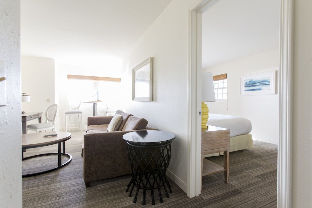 Suite, 1 King Bed, Fireplace, Partial Ocean View - Photo 2